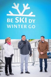 Burmistrz Tomasz Bujok podczas  wystąpienia.